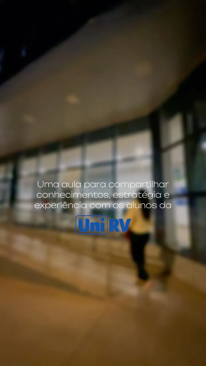 Capa do vídeo: corredor da universidade com o texto sobre a aula na UniRV